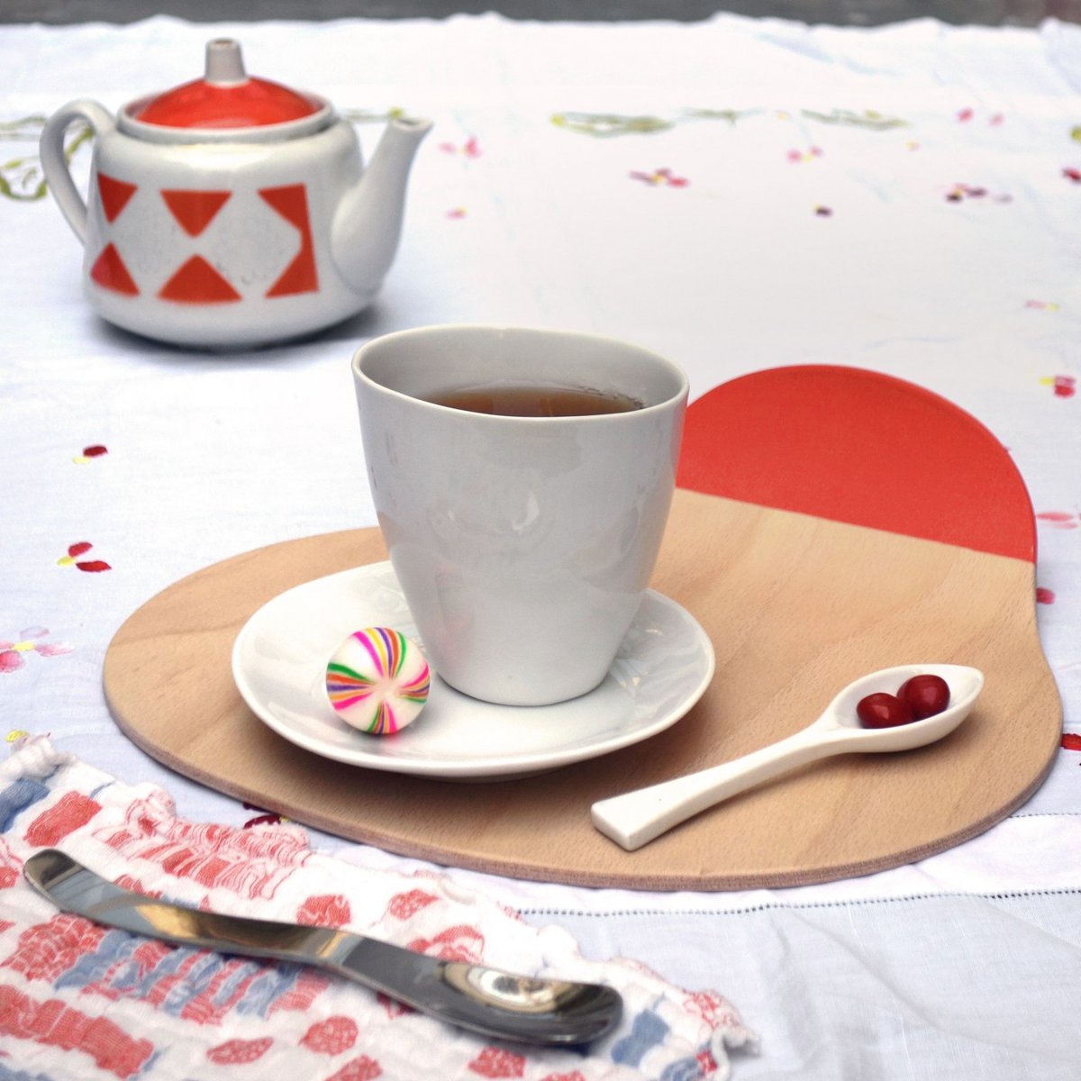 Famished Saucer Tsé Tsé